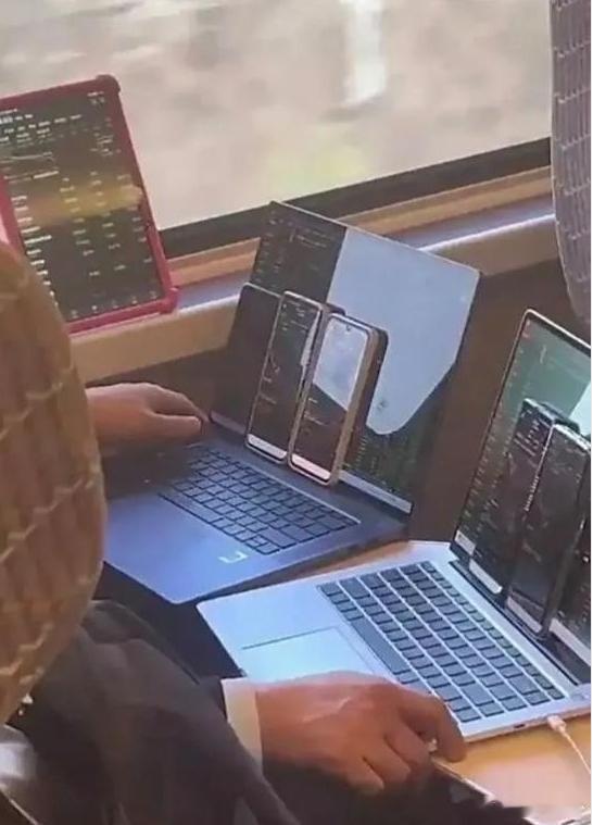 行情这是好起来了，随处可见炒股的大佬。 ​​​