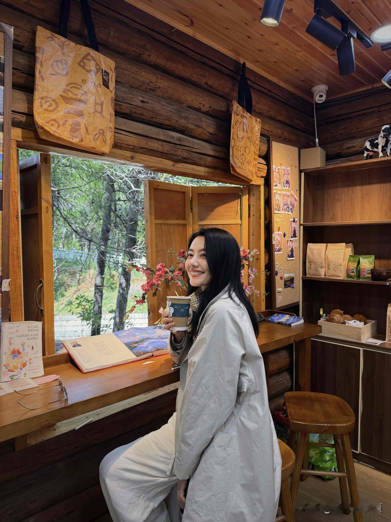 ❤️高圆圆最新照片！
环湖散心、木屋喝咖啡、顶楼邂逅绝美晚霞，穿搭低调耐看，气质