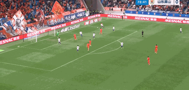 比赛第79分钟青岛海牛再进一球，青岛海牛3：0领先山东泰山，谁还会说这场球没问题