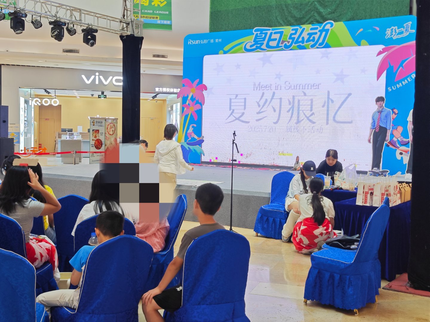 怎么可以允许让一群未成年追星​还能成建制？这种集会有没有向当地有关部门备案？未成