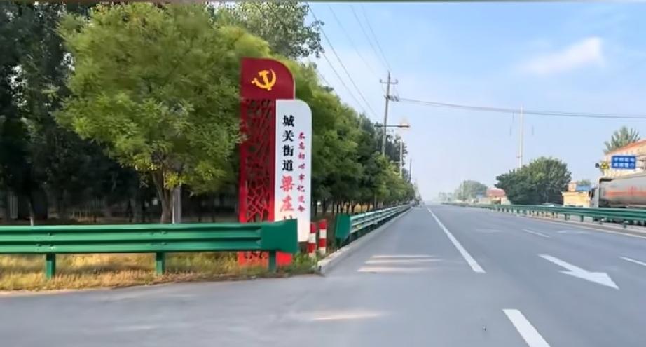 东明县城关街道梁庄行政村梁庄村
梁庄村位于县城西北城乡交汇处，106国道南北穿过