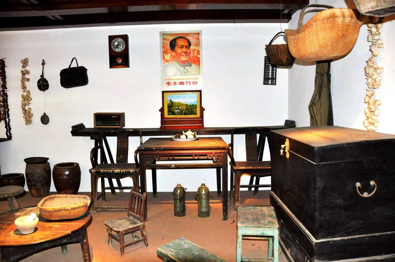 这张复原展厅完整还原了上世纪六七十年代普通北方农户堂屋样貌，屋内家具、生活器物排