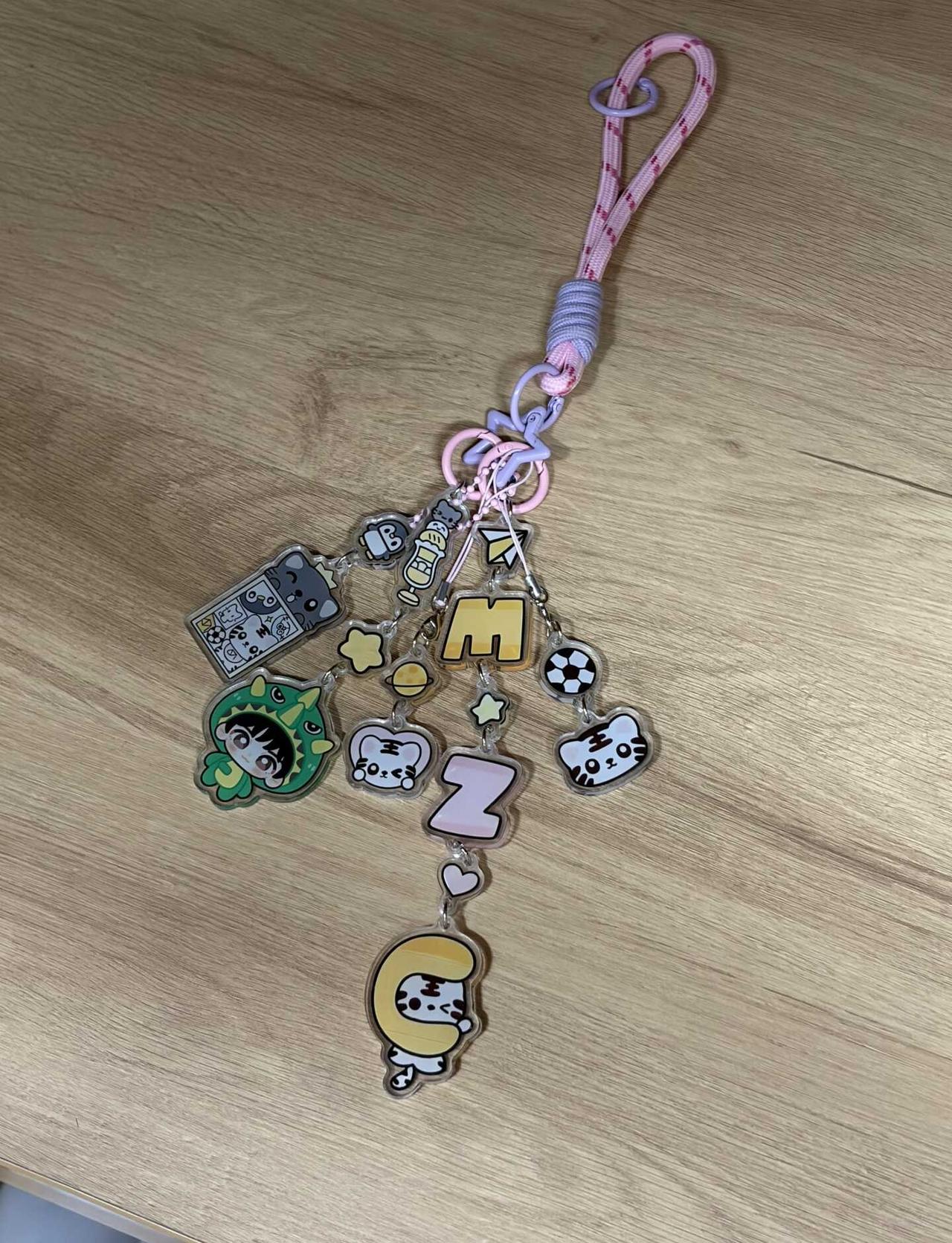 用舒客的手机挂绳搭配不可掉入下水道之物
穆祉丞 手机挂绳