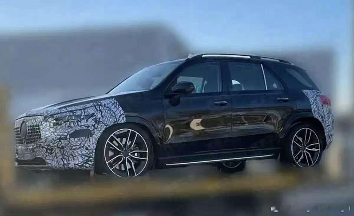 奔驰国产长轴GLE谍照曝光感觉轴距拉的有点猛了，没X5L看着协调也可能是游艇式后