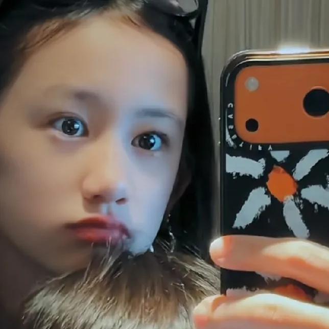 黄磊的小女儿和小儿子终于公开长相了，
没想到全家最像黄磊的居然是二女儿黄少艾，黄