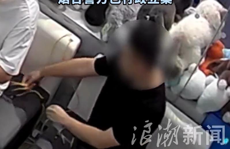 这小子真混！就像人们说的：那是头顶上长疮脚底下流脓——坏透膛了！
前不久，肖姓小