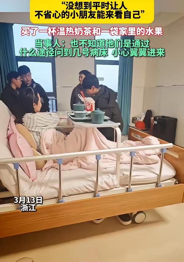 泪目了！浙江嘉兴，一名女老师怀孕生子后在医院病房休息，没想到，班里四名男生竟然悄