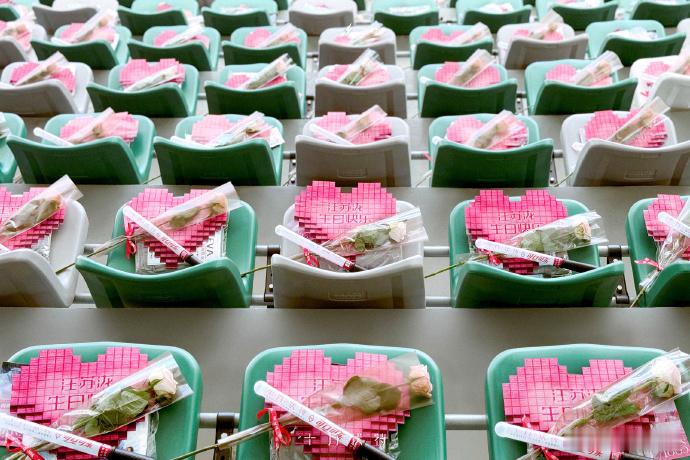 #汪苏泷生日场演唱会场地新皮肤#今晚在演唱会现场，看到了汪苏泷的成长和进步。他的