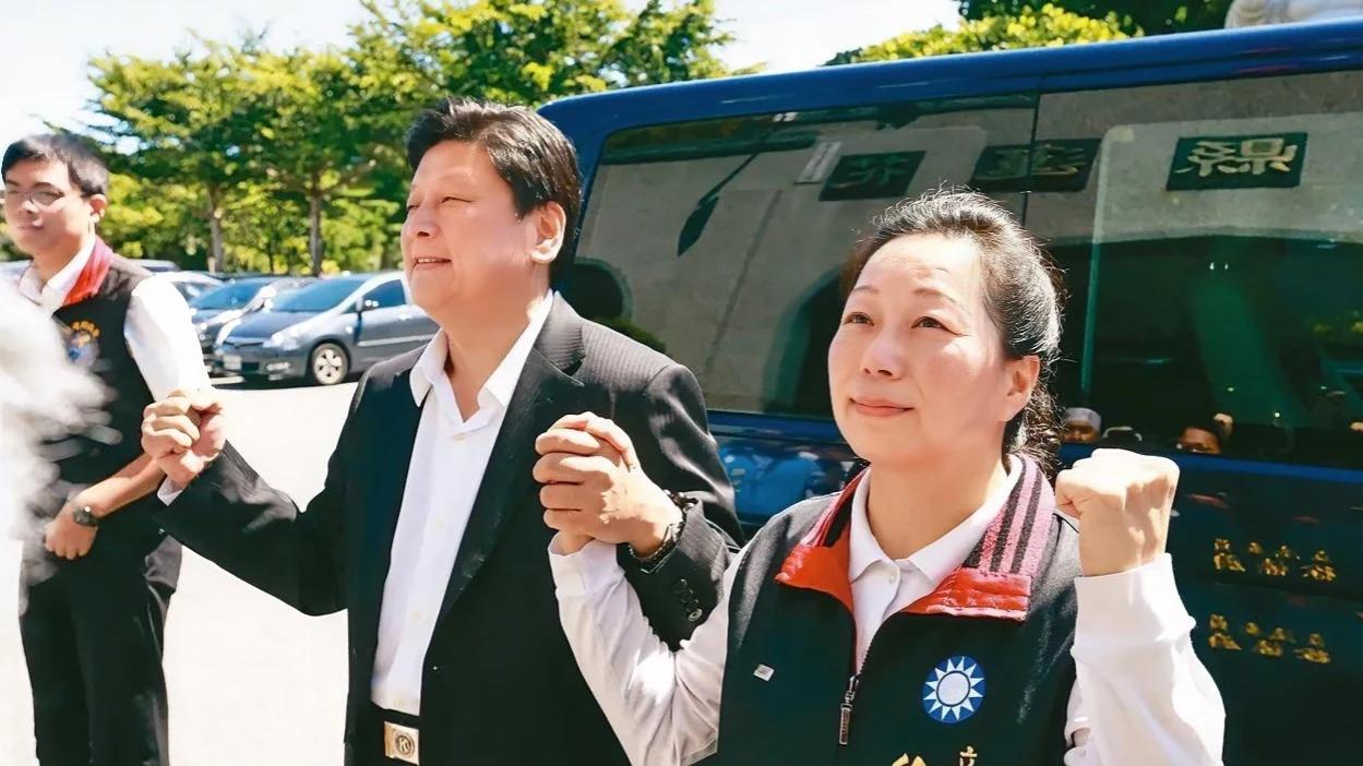 傅崐萁曾担任过两届花莲县县长，之后，他的妻子徐榛蔚竞选接任，已连任两届。夫妻俩十