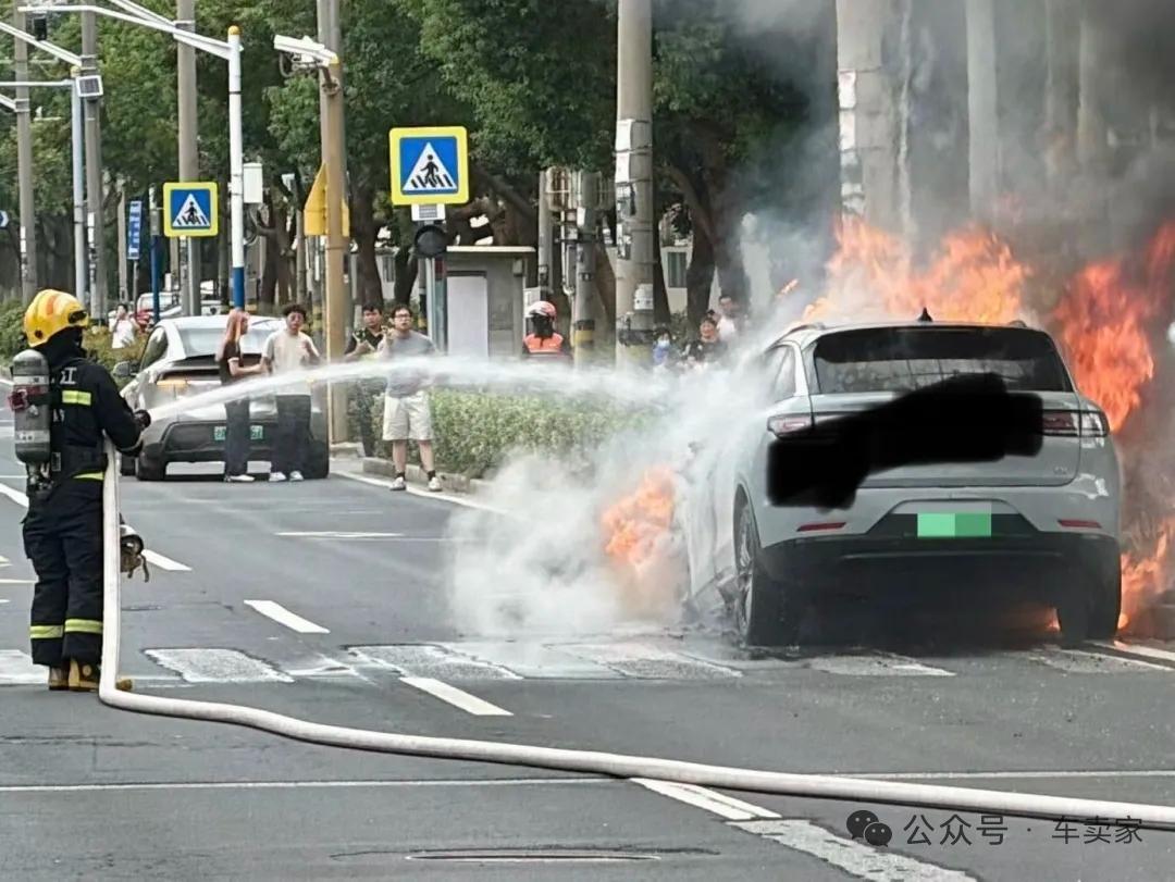 近期一起新能源汽车碰撞之后发生爆燃（至于是哪个品牌各位自己看图片吧），而这次爆燃