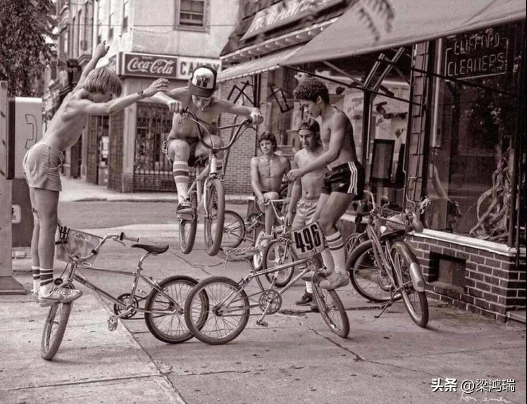 这张黑白照片名为 《兔跳》（Bunny Hop），由摄影师 Ron Terner