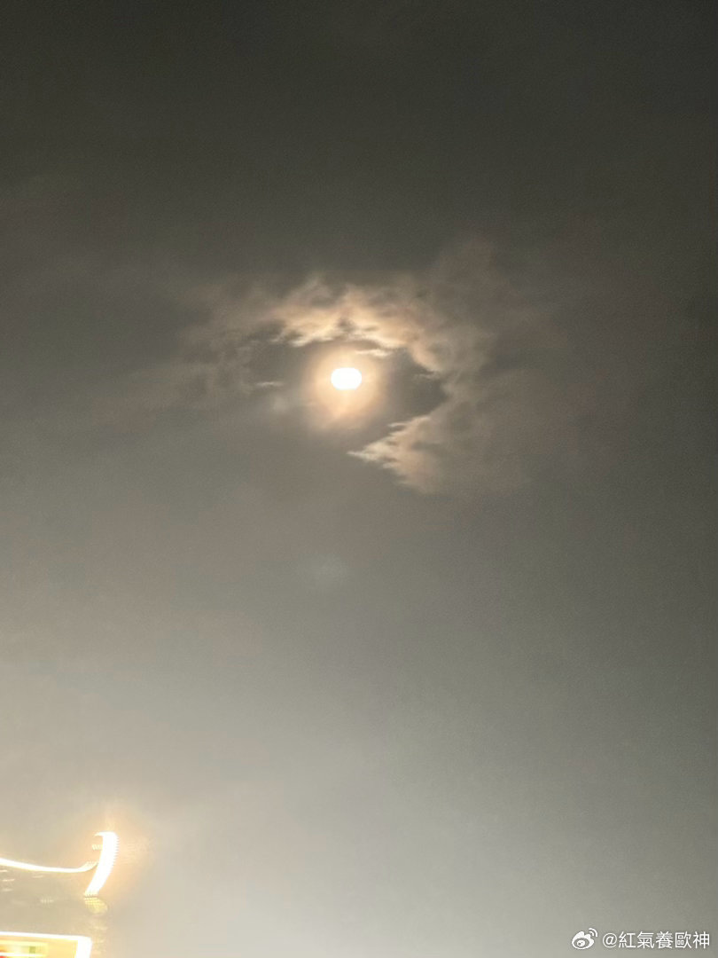 回家路上，看到月亮拿起手机📱拍一拍 ​​​