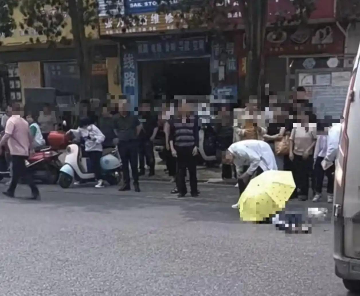 【攸县校园门口的悲剧，再次敲响安全警钟🚨】

就在昨天（4月10日）下午

攸