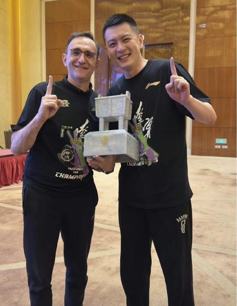 艾伦倒下.继伟伤重.镇麟旧病复发…。
他咋都让辽篮原来球员摊上了呢？希望教练员把