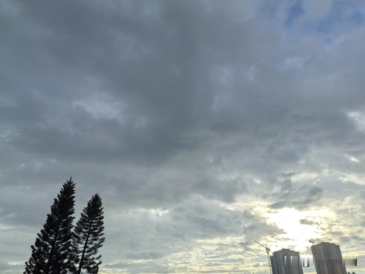 广东晴燥持续防火不能停！20～22日，我省大部多云间晴，局部有小雨。21～22日