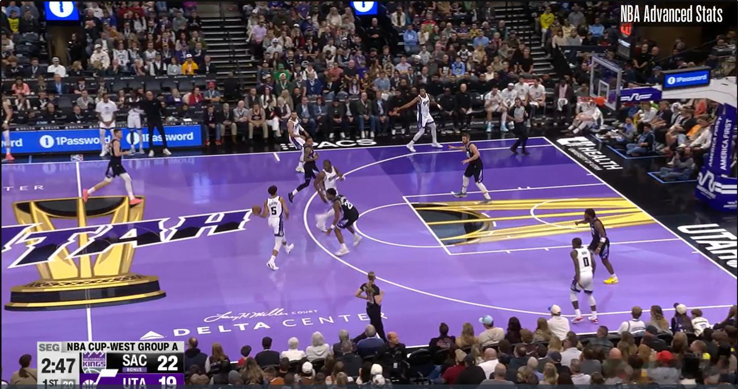 尼克克利福德，持球到弧顶，左手直接甩到左侧底角，给基根穆雷一个空位三分的机会。这