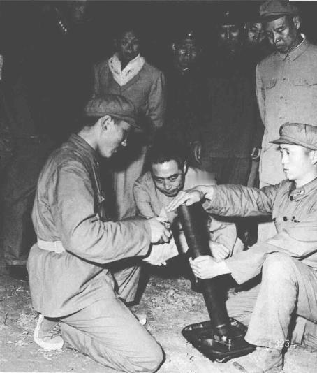 1964年5月20日，周恩来总理(前左2)在北京南口靶场观看炮兵战士使用60迫击