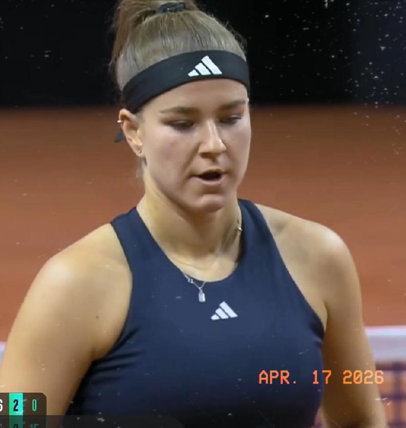 穆霍娃2-1击败高芙，晋级WTA500斯图加特站半决赛。
决胜盘，穆霍娃首个发球