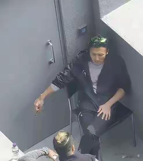 果然有钱人私下都抽雪茄。