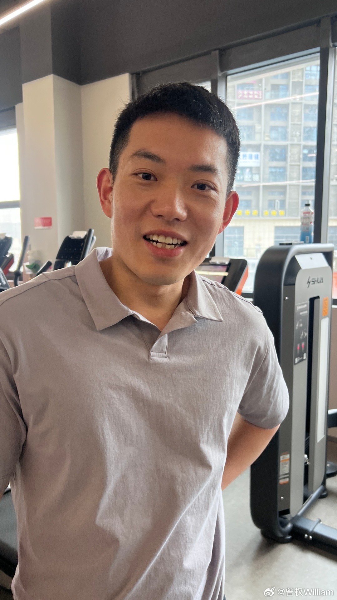 我兄弟长得是不是有点像牛油果子哥啊，轻喷h牛油果子哥