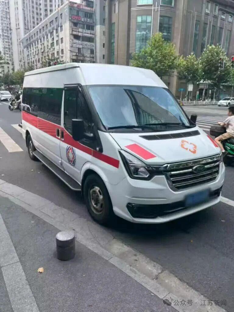 8 月 12 日，据扬子晚报、紫牛新闻报道，南京交警查获一辆非法改装、冒充救护车