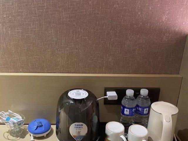 这家酒店是良心商家，第一天遇见，这个大的圆塑料桶贴着免费试用[偷笑] ​​​