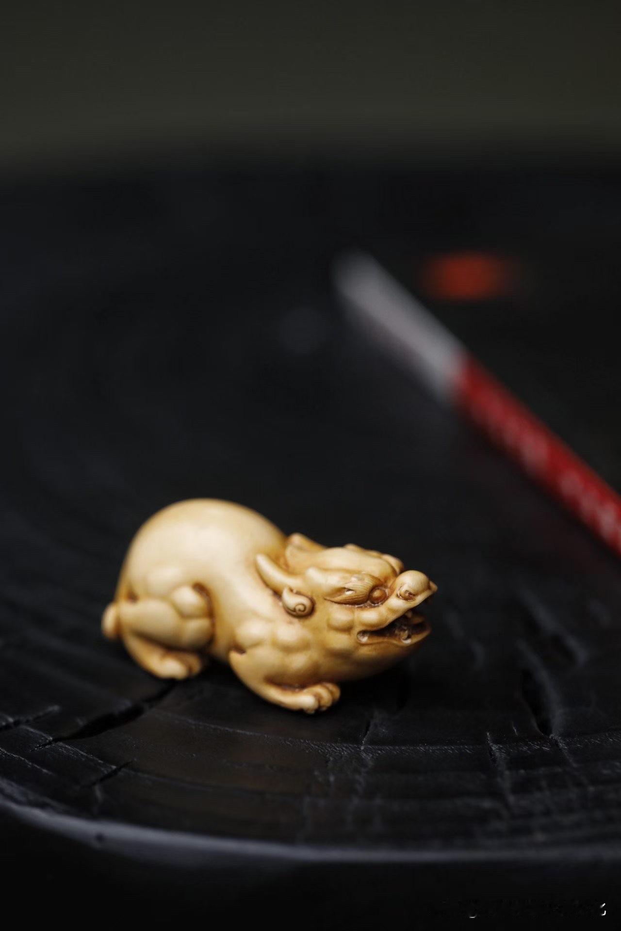 猛犸仿古「貔貅」

小小一只，
却很压手，也很压气场。

这件猛犸仿古貔貅，没有