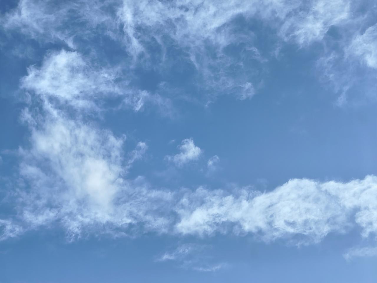 蓝天白云晴空万里，这景色太纯净了，像被洗过一样，看着就让人心情舒畅，仿佛所有的烦