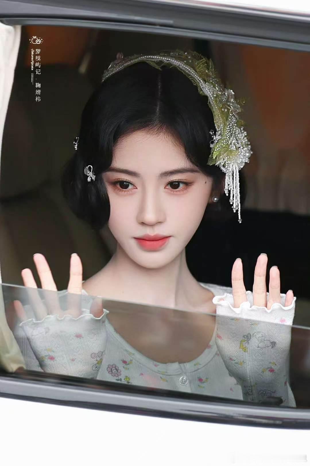 鞠婧祎又在演换装小游戏了 鞠婧祎这个换装速度和质量 建议内娱其他女演员都来学学 
