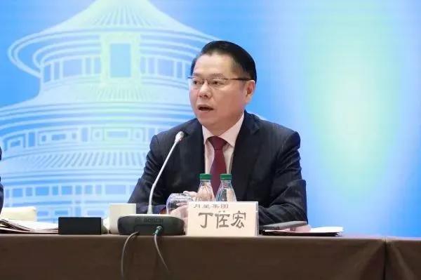 “我认为未来我们国家出现银发空乘这类职业的概率也会很大。”
这是第十四届全国政协
