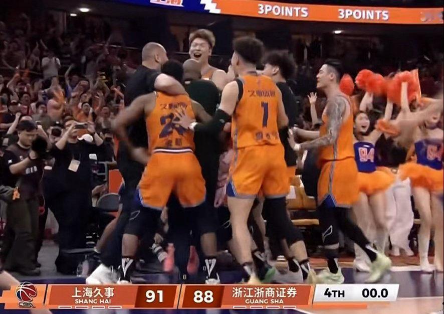神剧情拉满！古德温抢断读秒三分绝杀，上海男篮2-0领先广厦，总决赛悬念直接焊死！