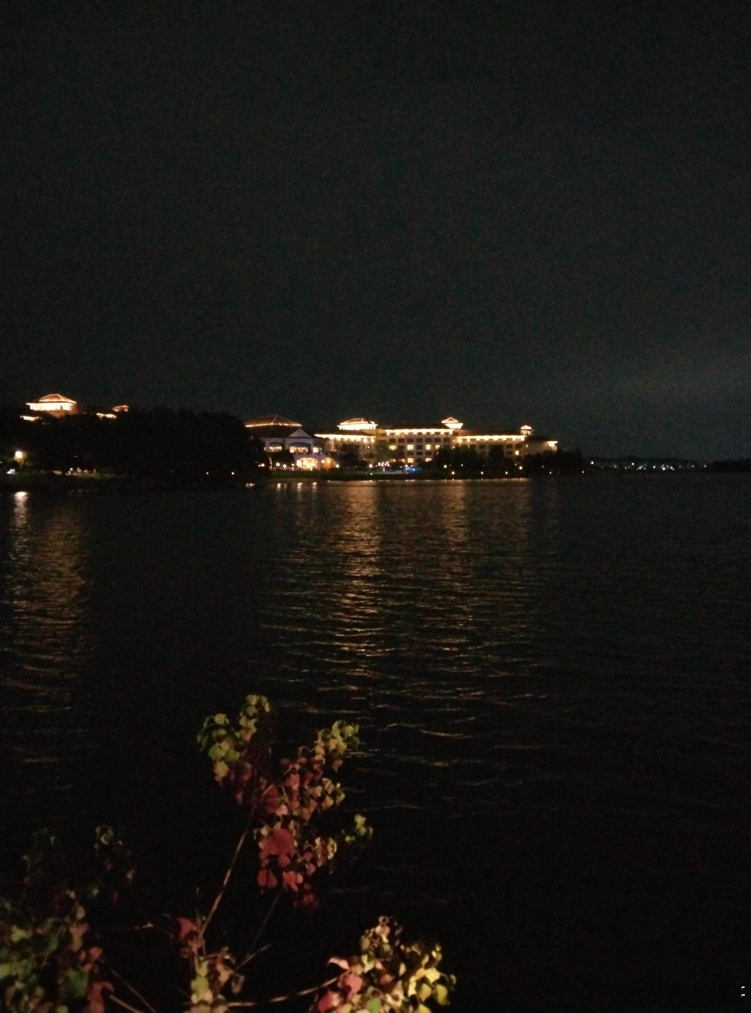 又到了乱穿衣服的时候了，有人穿短袖，有人穿长袖，有人穿外套，还遇到一个穿羽绒服的