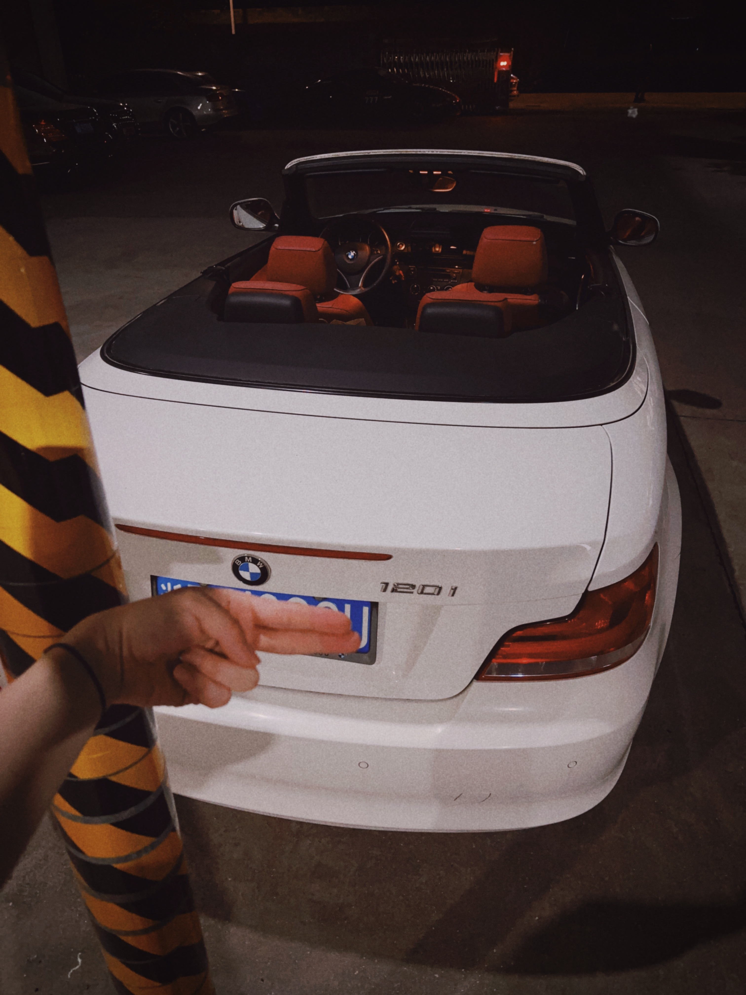 朋友这个车要卖，BMW E83 120i，现在就小几万块钱了，我是很喜欢，但买来