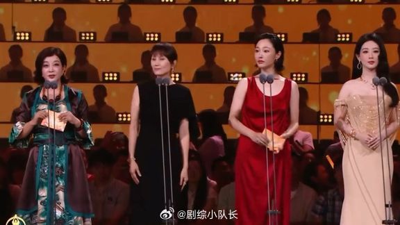 杨紫携手白百何、袁泉同台担任百花奖颁奖嘉宾，仪态端庄大方。不过对比之下差距明显，