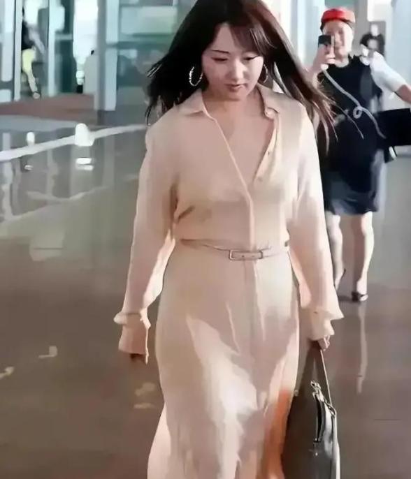 杨钰莹今年53岁，住在深圳一套价值3000万的顶楼豪宅里。她现在最重要的事，是蹲