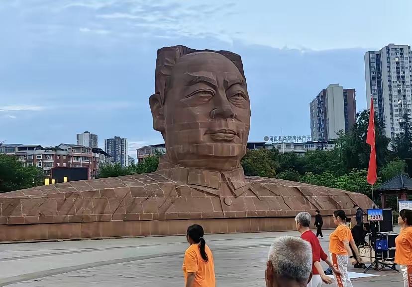 陈毅元帅的这尊塑雕在哪座城市？我一定要去瞻仰。
大雪压青松，
青松挺且直。
要知