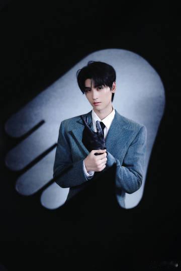 黄俊捷单边挑眉 黄俊捷的单边挑眉简直是魅力爆棚，眼神那一刻充满了霸气与温柔，帅气