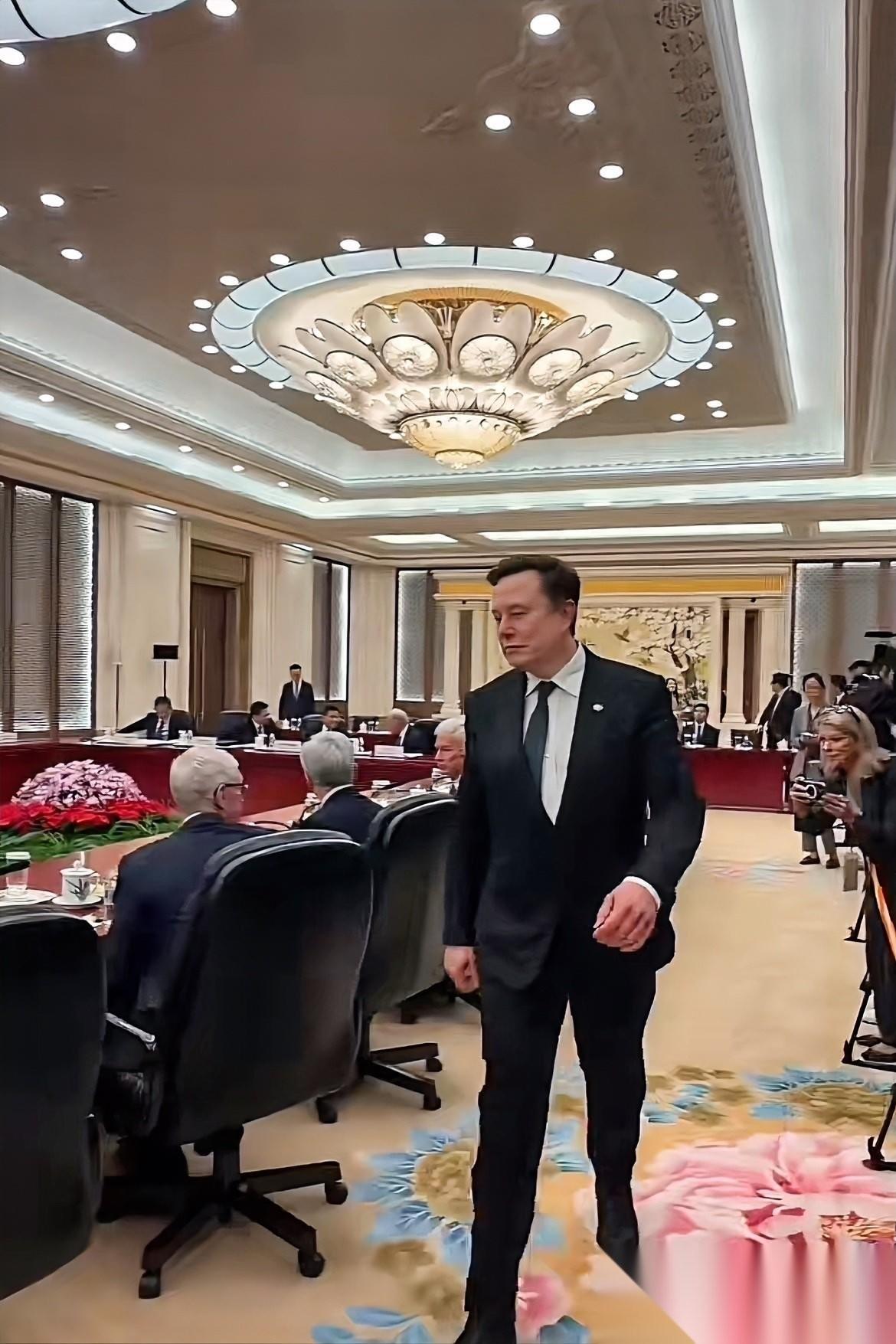 看完这个数据，你就知道在国宴会上为什么各界大佬会去找马斯克拍照了。仔细盘盘中美圈