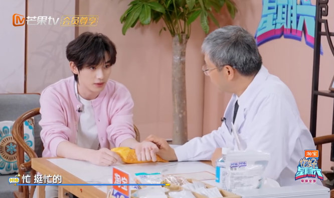 丁程鑫[超话]丁程鑫失眠到凌晨五点才睡夜猫子小丁的 “熬夜哲学”：医生让早睡，我