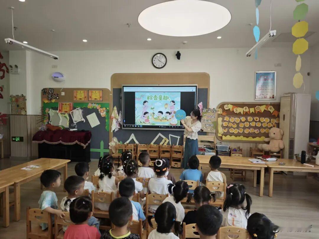 小一班：绘本共读·趣识端午
翻开趣味端午绘本，老师带领孩子们图文共读，认识粽子、