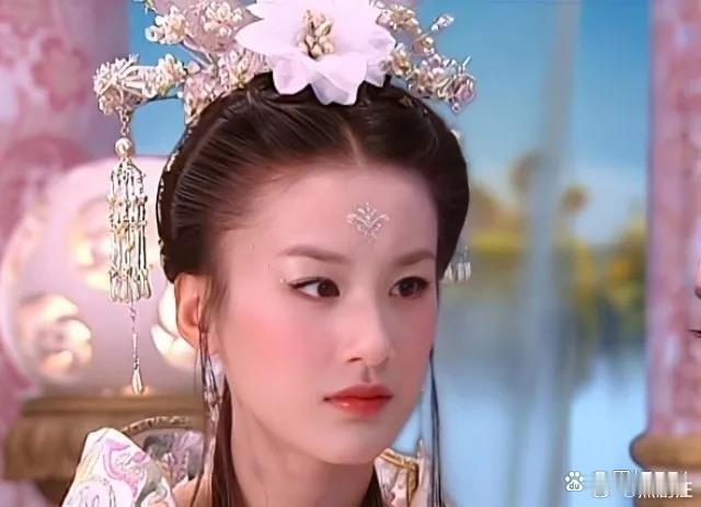 天仙配里，扮演仙女的黄圣依，她的颜值是真的高！皮肤粉里透红，眼睛里含着泪水的模样