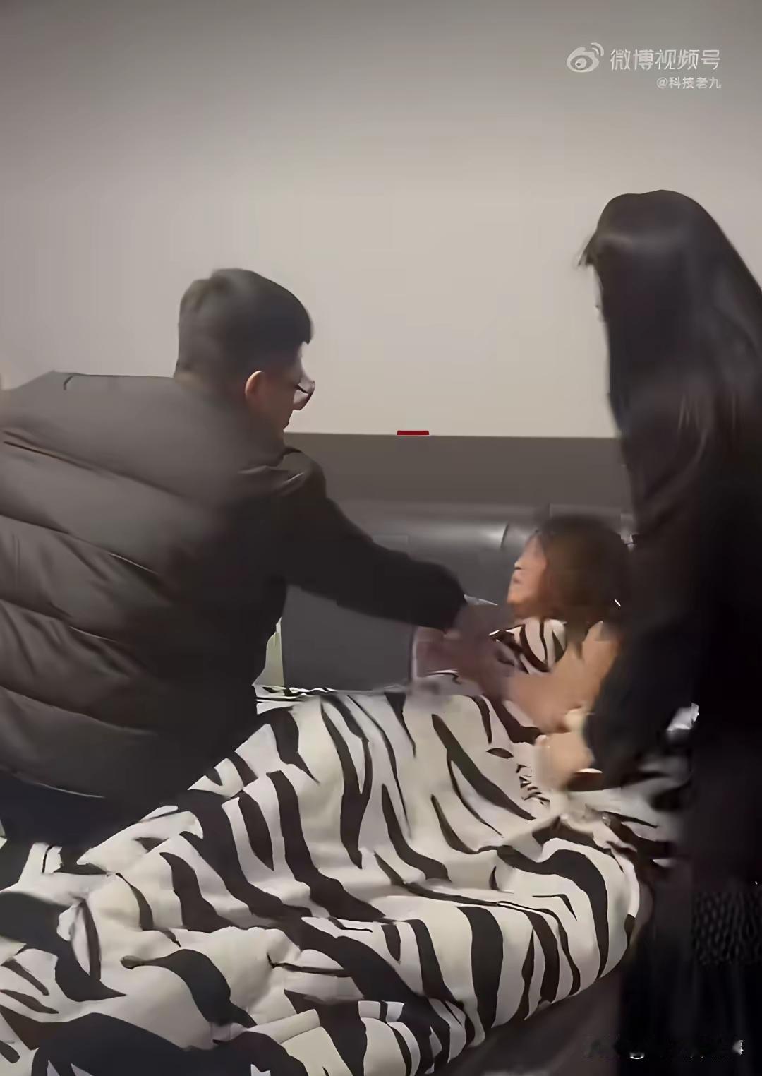 让出轨坐牢？先拍手叫好再说。

看到新闻里那些出轨闹剧，确实让人火大。凭什么破坏