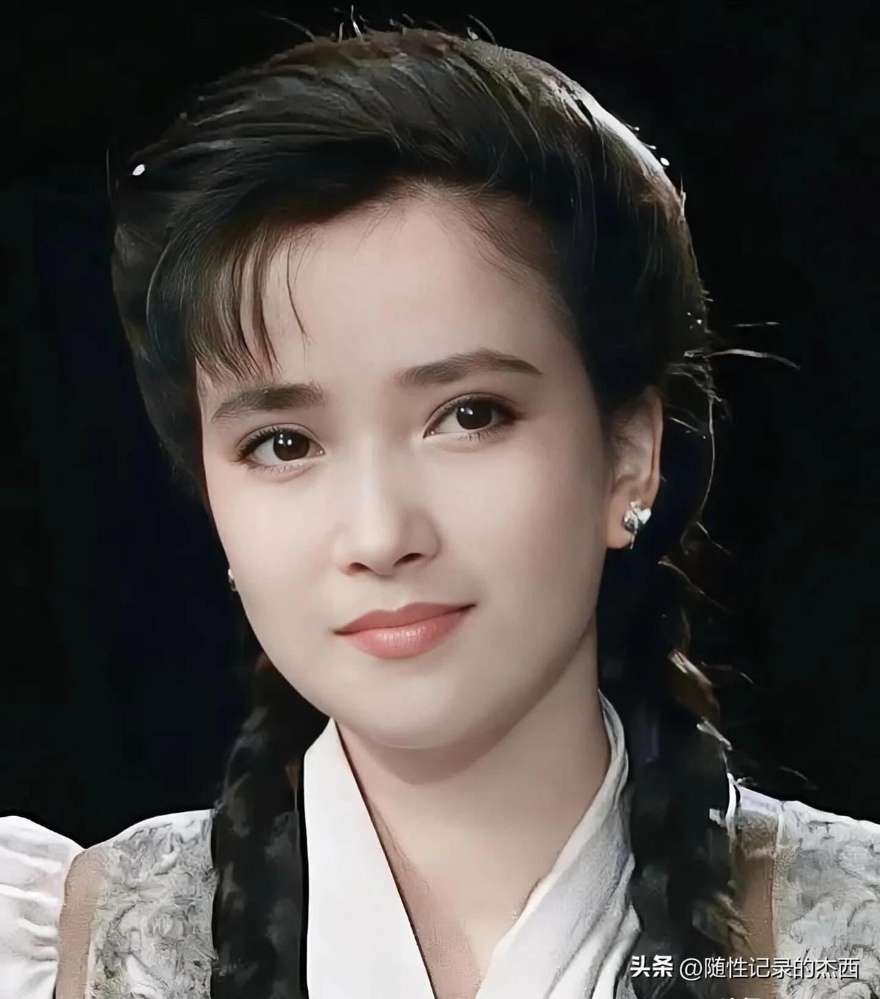 何晴和蒋勤勤都是同样妆造的情况下，你觉得谁的颜值更加符合你的审美呢？ 我比较喜欢