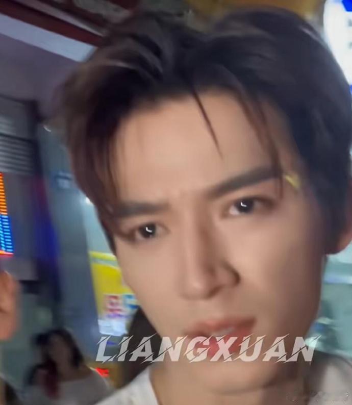 王星越看起来要哭了，情绪确实不好 