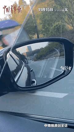 这下解释不轻了！贵州遵义，一男子开车时，突然发现有一条狗跟着自己，可问题是，这条