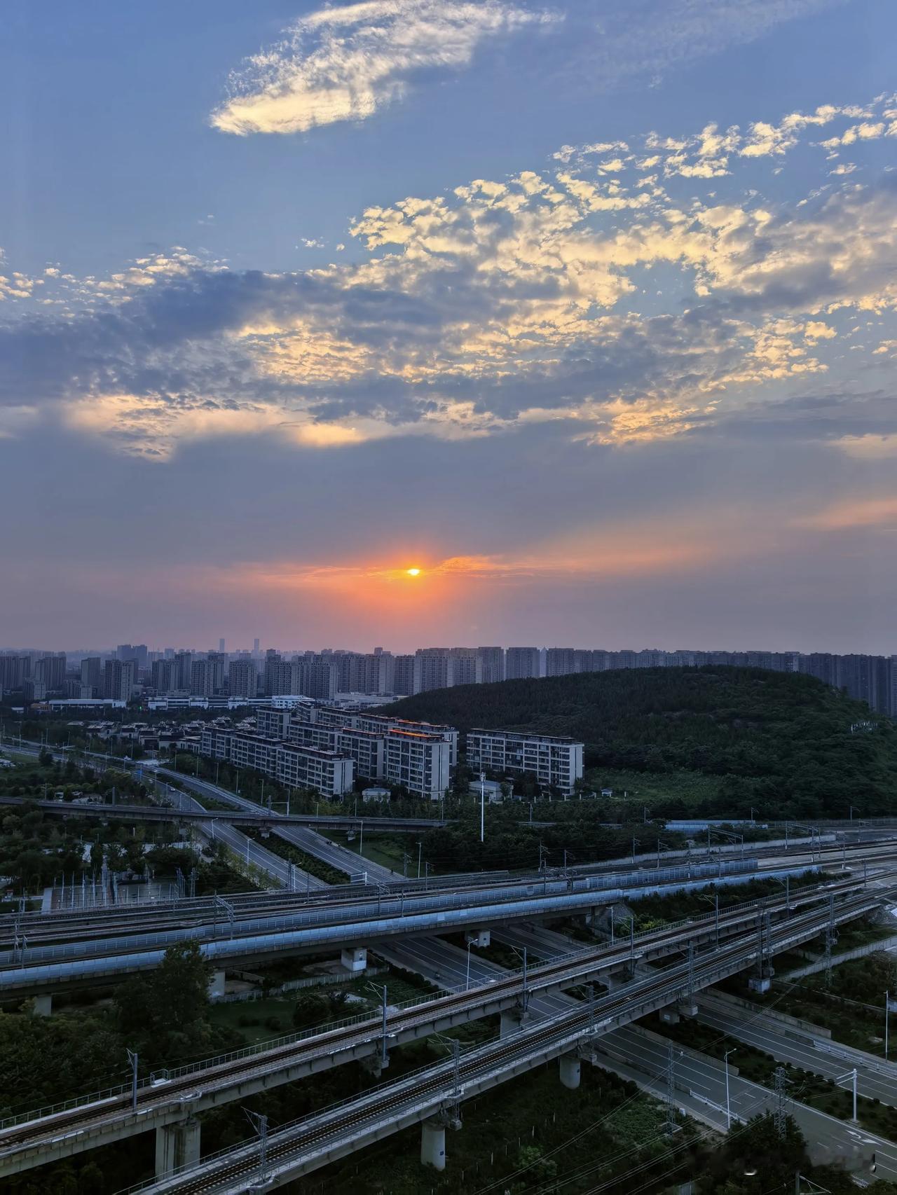 傍晚时分，
徐州大湖。
金色的晚霞在空中浮现，
红色的落日光芒四射，
在它的映衬
