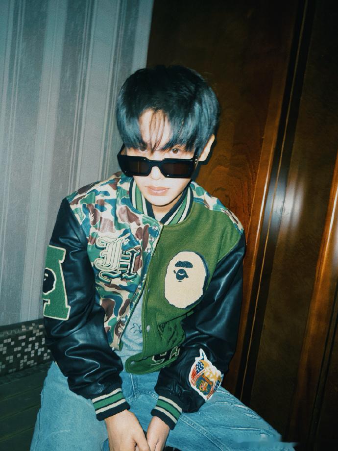 黄明昊新年开工第一照  黄明昊开工look  大年初八，黄明昊携绿色棒球服开工l
