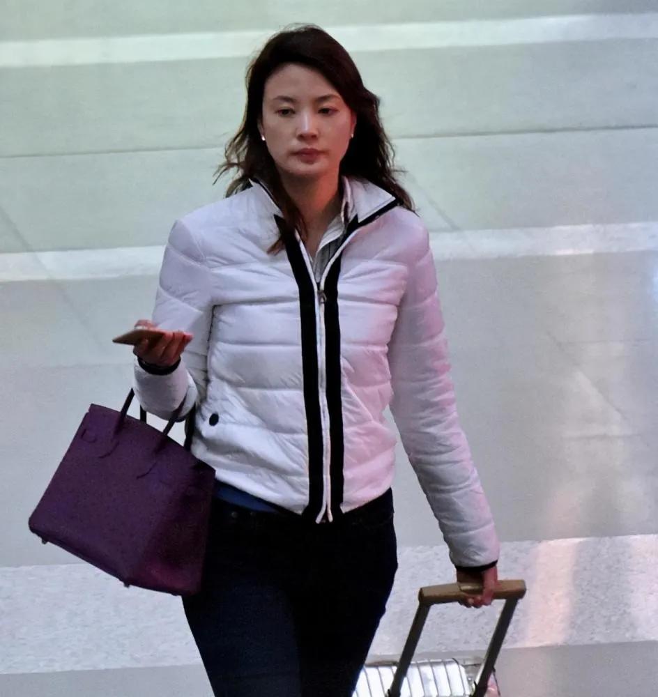 都说刘芳菲在中央台是数一数二的大美女，我看在无美颜，无滤镜的情况下也就是众多普通