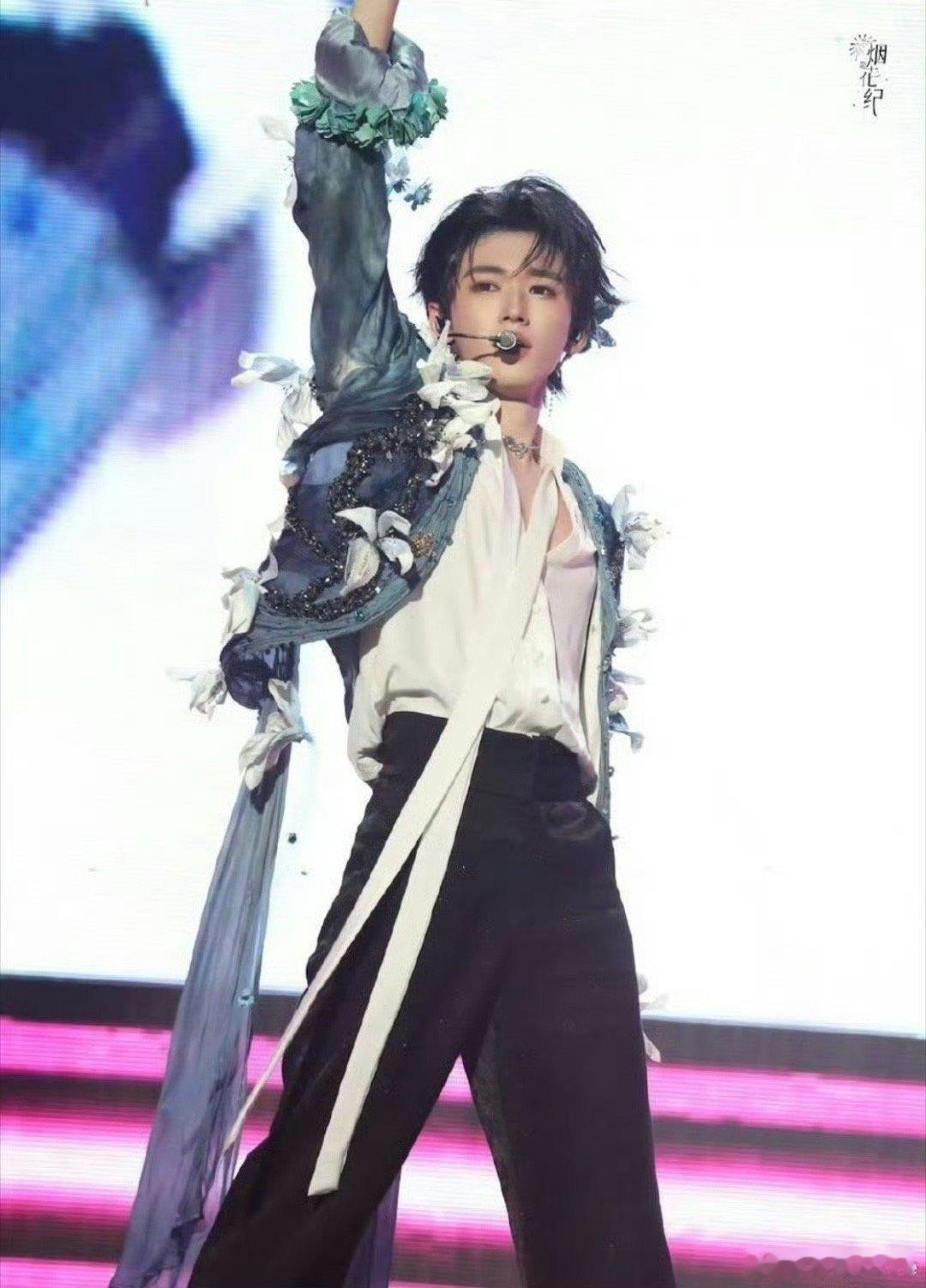 宋亚轩 游刃有余舞台表现力不愧是我们宋亚轩啊！这个舞台表现力真的是强的可怕啊！真