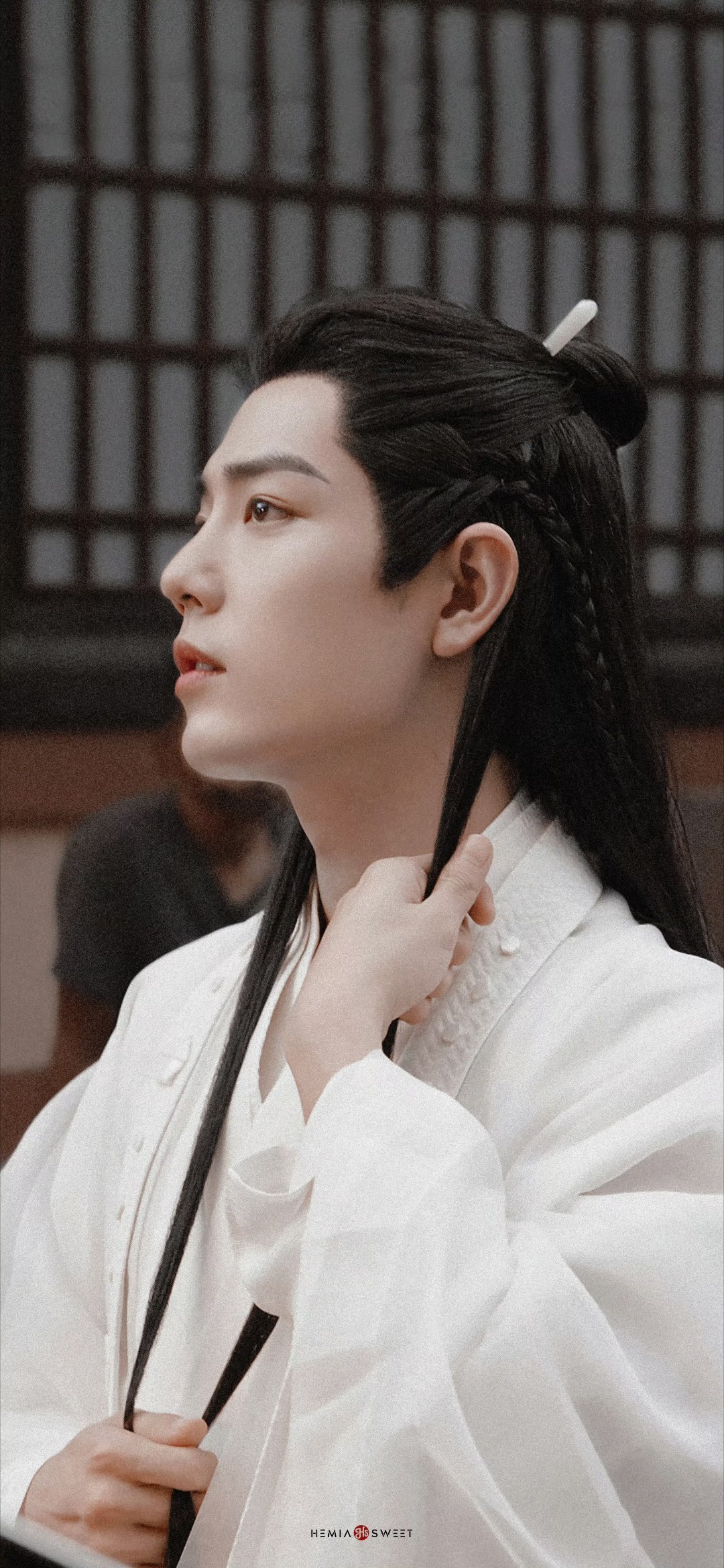 肖战[超话]肖战 肖战肖战时影 君子如玉，温而不懦。皎皎清风，袖间可怀山与月。肖